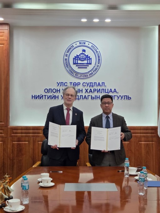 “МУИС – МАНЛАЙЛАЛ – ШИЛЖИЛТИЙН ҮЕИЙН ЧАДАВХЫН ХӨГЖИЛ”, ОЛОН УЛСЫН ЭРДЭМ ШИНЖИЛГЭЭНИЙ ЦУВРАЛ XIV ХУРЛЫН ХҮНДЭТ ЗОЧДЫГ ХҮЛЭЭН АВЧ УУЛЗЛАА.