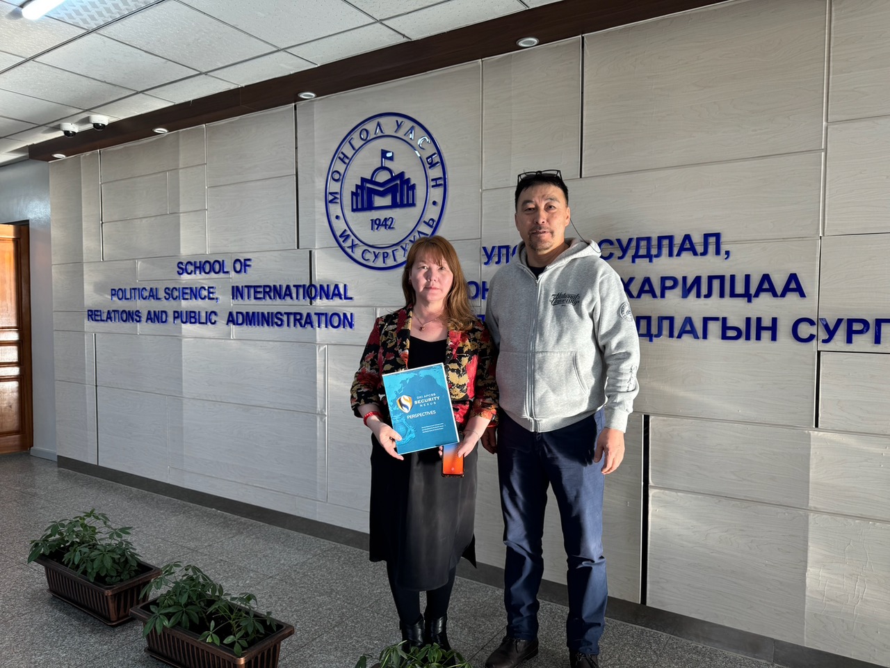 Олон улсын харилцааны хөтөлбөрийн төгсөгчид сургалтанд зориулж зарим мэргэжлийн чиглэлийн номыг хандивлав