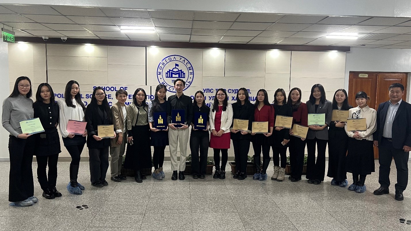 Нийтийн удирдлагын тэнхимийн бакалаврын түвшний оюутнуудын эрдэм шинжилгээний хурал боллоо