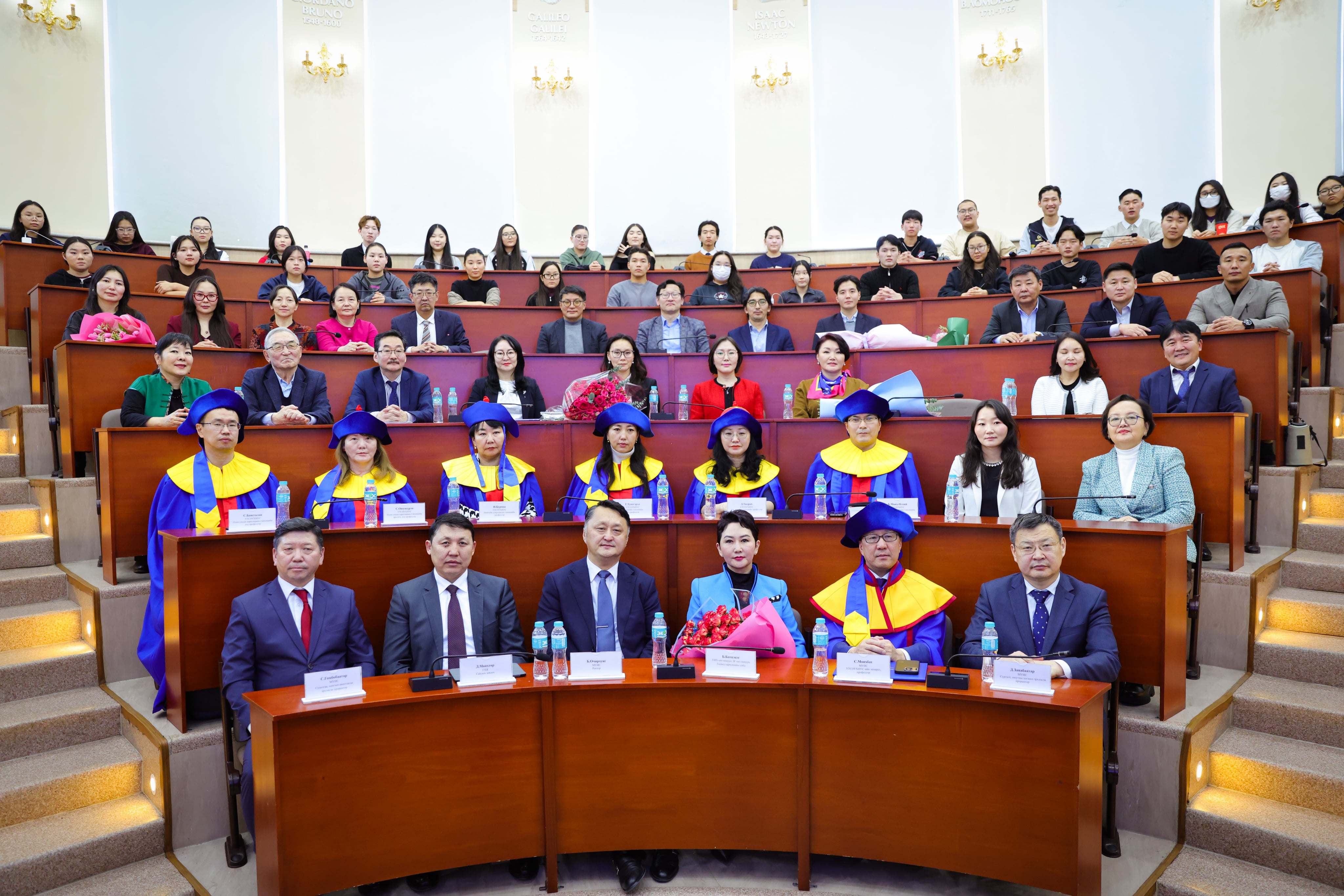 Монгол Улсын Их Хурлын гишүүн, Засгийн газрын гишүүн, Гадаад харилцааны сайд Батмөнхийн Батцэцэгт 