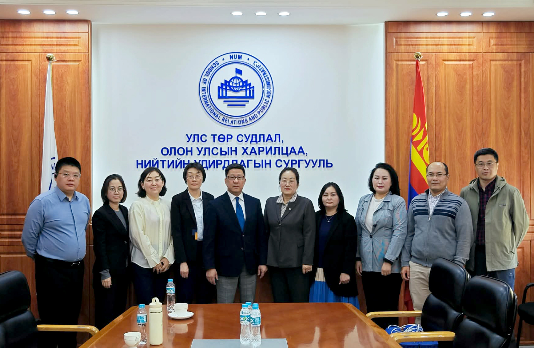 ӨМӨЗО-НЫ НЭГ БҮС НЭГ ЗАМЫН СУДЛАХ ГАЗРЫН ЗАХИРАЛ, СУДЛААЧИД УТСОУХНУС-ИЙН УДИРДЛАГА БОЛОН БАГШ НАРЫН ТӨЛӨӨЛӨЛ ХАМТРАН ДУГУЙ ШИРЭЭНИЙ  УУЛЗАЛТ ЗОХИОН БАЙГУУЛАВ