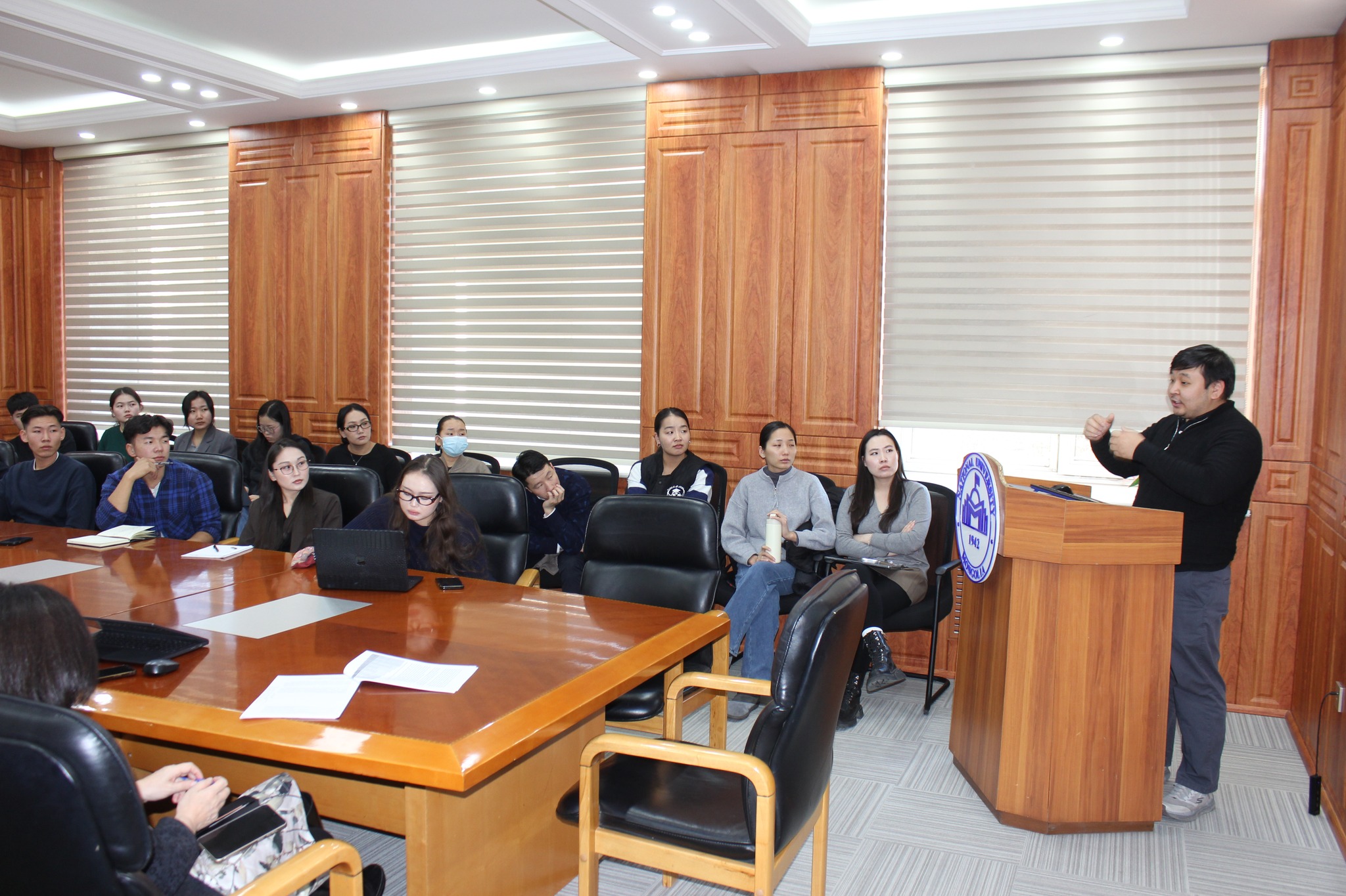 УЛС ТӨР, ОЛОН УЛСЫН ХАРИЛЦАА, НИЙТИЙН УДИРДЛАГЫН СУРГУУЛЬД “СУДАЛГААНЫ ИХ СЕМИНАР” БОЛЛОО